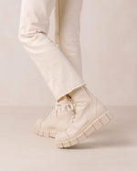 Laden Sie das Bild in den Galerie-Viewer, Combat Boots Can Can Beige
