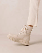 Laden Sie das Bild in den Galerie-Viewer, Combat Boots Can Can Beige
