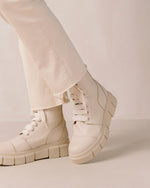 Laden Sie das Bild in den Galerie-Viewer, Combat Boots Can Can Beige
