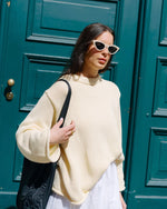Laden Sie das Bild in den Galerie-Viewer, Jumper Sona buttermilk GOTS
