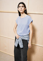 Laden Sie das Bild in den Galerie-Viewer, Jilaana T-Shirt light blue
