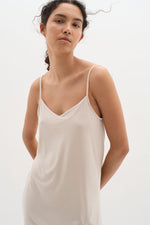 Laden Sie das Bild in den Galerie-Viewer, LilIW Base Slip Dress
