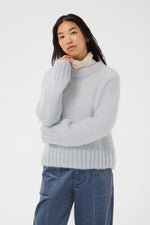 Laden Sie das Bild in den Galerie-Viewer, Pullover Sille Gray Dawn - Blue
