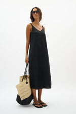 Laden Sie das Bild in den Galerie-Viewer, Kleid ElinorIW black
