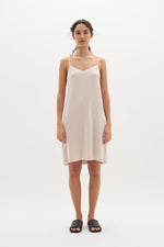 Laden Sie das Bild in den Galerie-Viewer, LilIW Base Slip Dress

