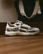 Laden Sie das Bild in den Galerie-Viewer, The Re-Run White Silver - White / Brown
