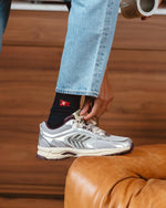 Laden Sie das Bild in den Galerie-Viewer, The Re-Run Evo Silver - Red
