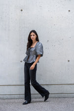 Laden Sie das Bild in den Galerie-Viewer, Mid Waist Flared Jeans Vic
