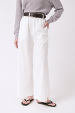 Laden Sie das Bild in den Galerie-Viewer, Caracas Pants White
