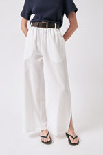 Laden Sie das Bild in den Galerie-Viewer, Caracas Pants White
