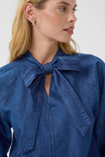 Laden Sie das Bild in den Galerie-Viewer, Jeans Bluse Sassi
