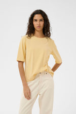 Laden Sie das Bild in den Galerie-Viewer, Shirt Sophie Chamomile - Yellow
