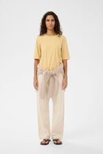 Laden Sie das Bild in den Galerie-Viewer, Shirt Sophie Chamomile - Yellow
