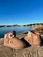 Laden Sie das Bild in den Galerie-Viewer, Lammfell Boots Daisy
