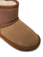 Laden Sie das Bild in den Galerie-Viewer, Lammfell Boots Wallaby Mini Patchwork

