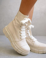 Laden Sie das Bild in den Galerie-Viewer, Combat Boots Can Can Beige
